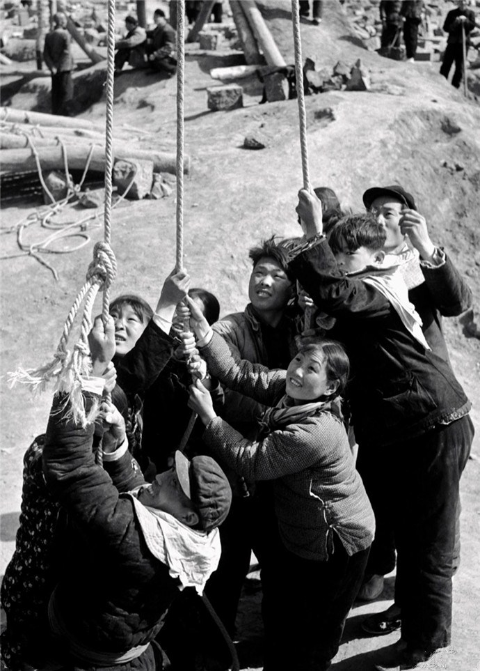 艰苦卓绝筑天河:1960年河南林县人修筑红旗渠的场面