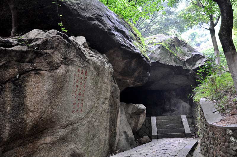 自古以来清源山就以36洞天18胜景闻名于世是泉州十八景之一