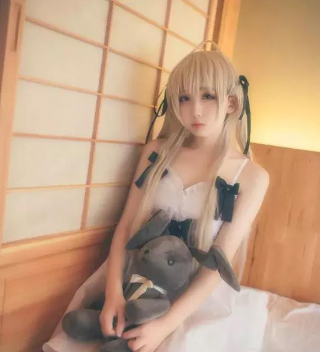 初中生cos睡衣穹妹,嫩的能掐出水来,网友:小兔子真的太可爱了