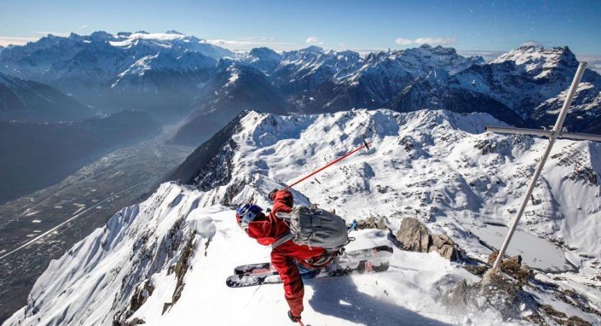 滑雪达人垂直速降阿尔卑斯雪山令人窒息