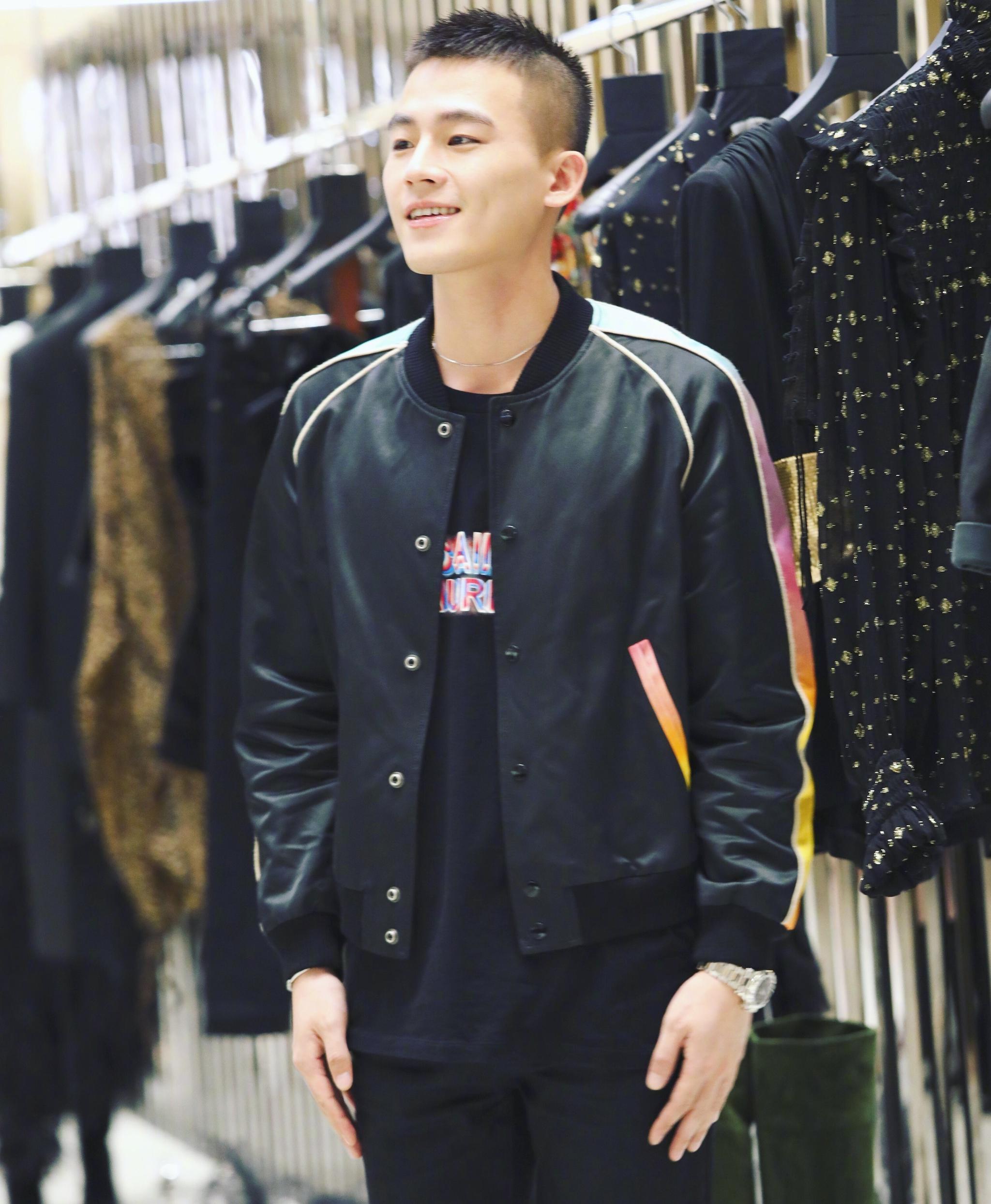 倪妮绿色西装配粉背心更有不美观,欧豪穿西装臀部绅士儒雅