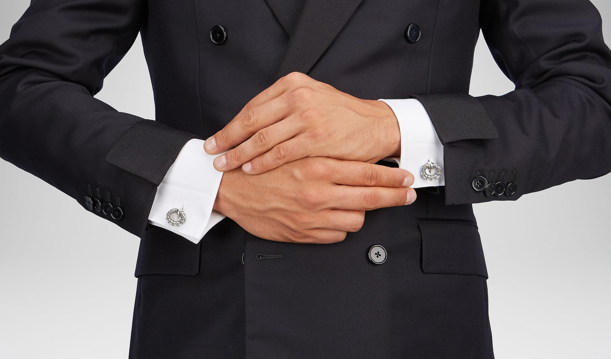 优雅的袖扣承载了什么新一代梅赛德斯奔驰c级轿车能给你答案