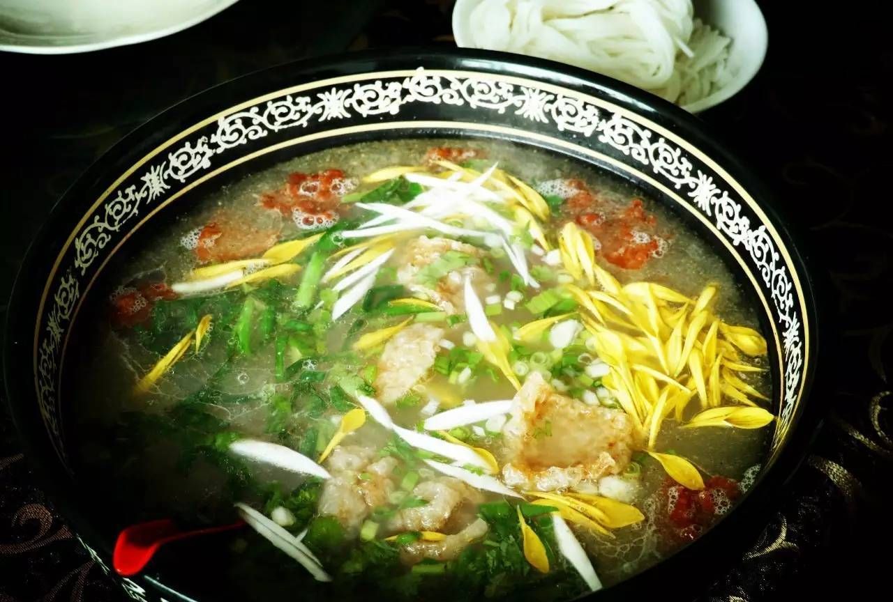 云南鲜花做成的美食 每一道都色味俱佳 隔着屏幕都芳香四溢 云南鲜花做成的美食 每一道都色味俱佳 隔着屏幕都芳香四溢