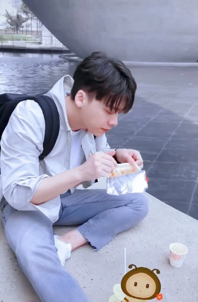 席地而坐吃泡面,易峰变"饿疯"_高清图集_新浪网