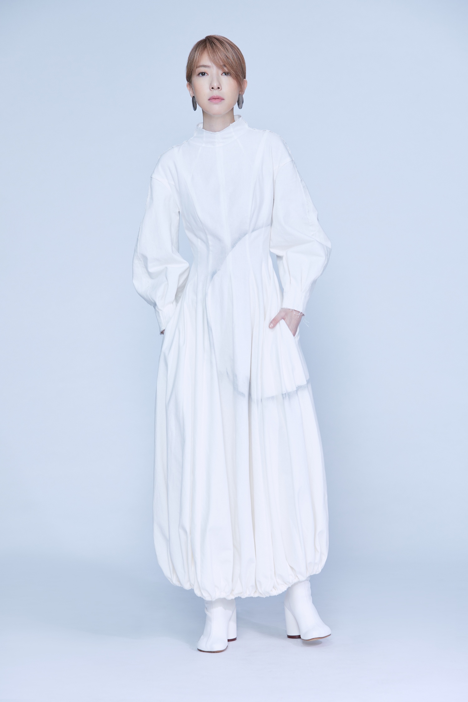 路嘉欣睽违17年发新歌 与吴青峰携手创作拥抱黑暗面