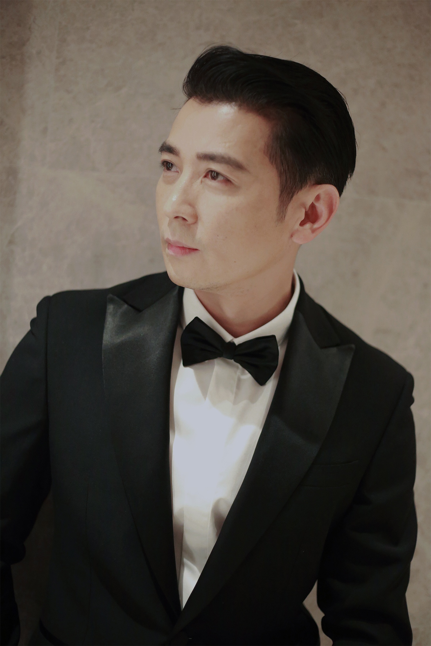 央视新年音乐会 跨年保剑锋跨年两连唱 演技男神成跨界歌王