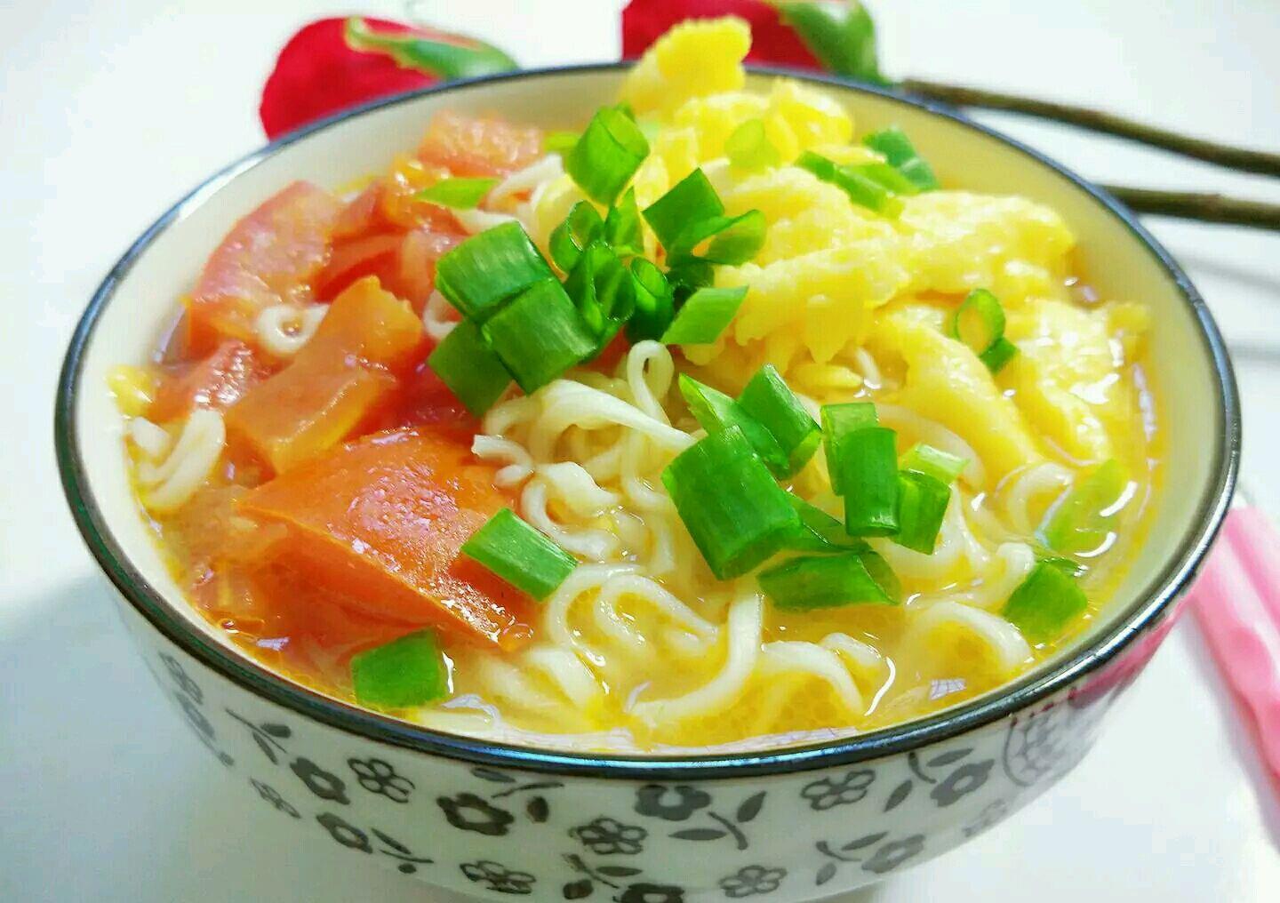 准备好一包"福"字面.第一步具体步骤油 :适量辅料鸡蛋?:1个西红柿?