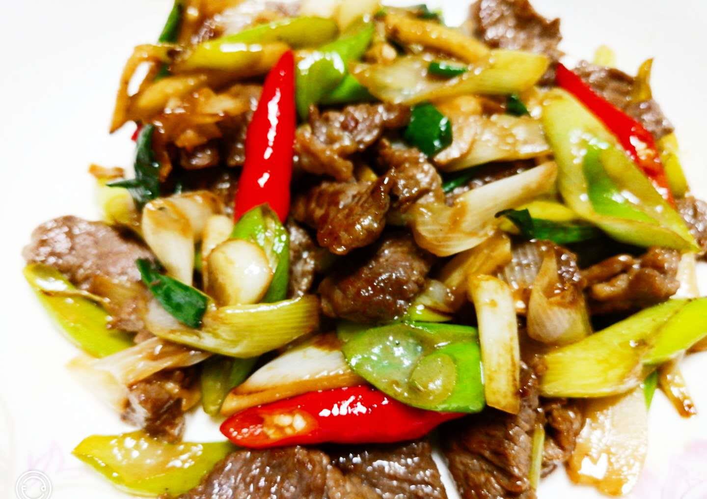 冬季滋补美食,大葱炒牛肉,色香味俱全营养高,我家每周吃三次