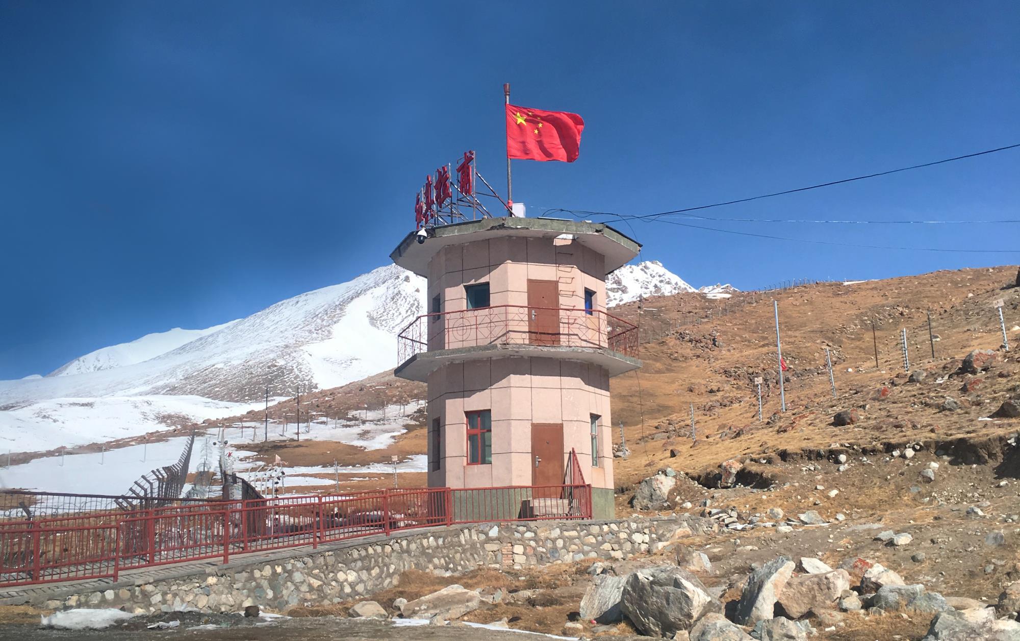 城市办理边防通行证的,因为在到达口岸前,都要先经过边防站验核通行证