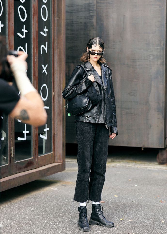 街拍:短款皮衣搭配马丁靴,小姐姐真是帅气逼人