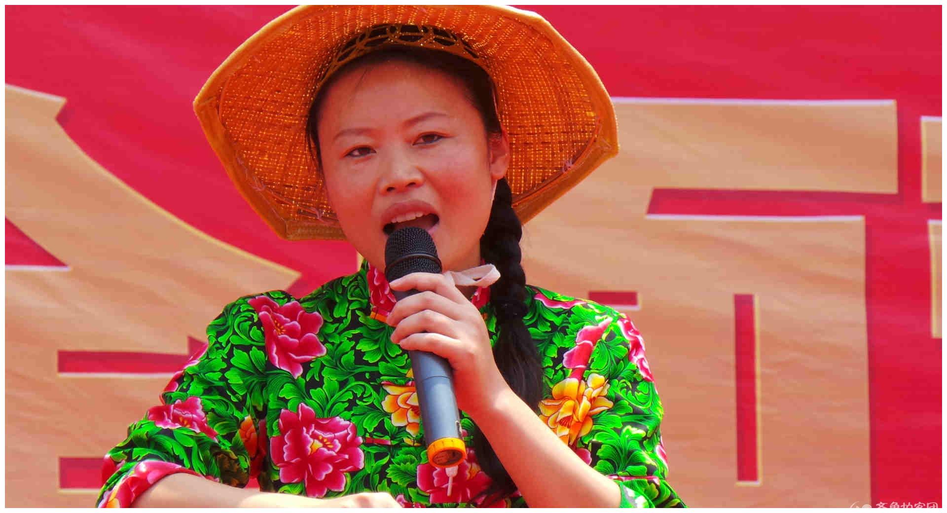 草帽姐屡屡被"封杀", 兑现承诺也没人买账, 不妨换个角度看