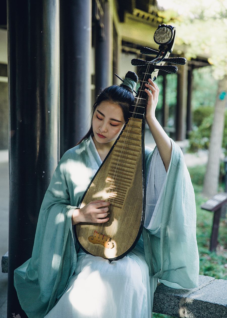 古装美女演绎犹抱琵琶半遮面 诗情画意惹人沉醉