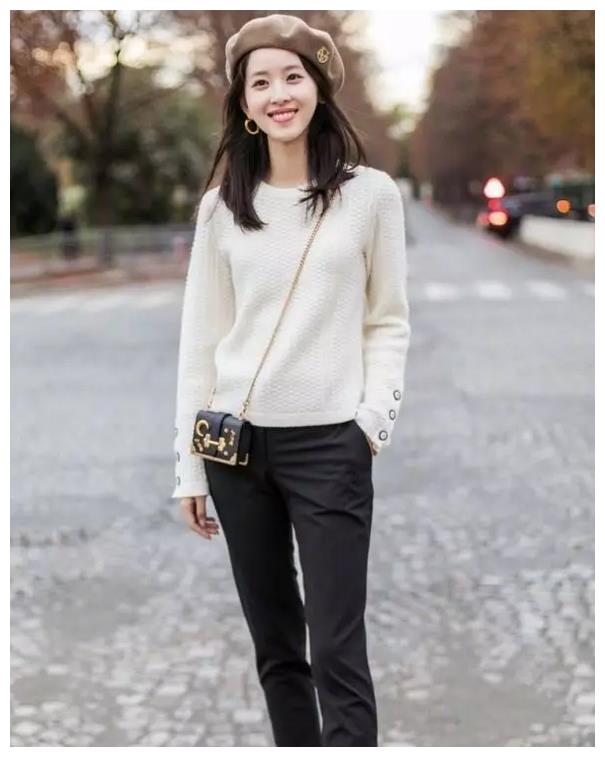 奶茶妹妹章泽天美图曝光回眸一笑少女感十足