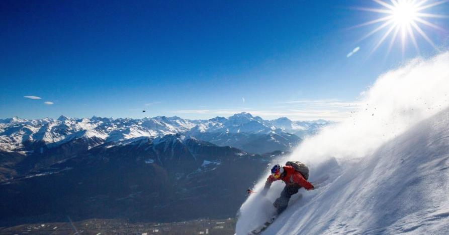 滑雪达人垂直速降阿尔卑斯雪山令人窒息