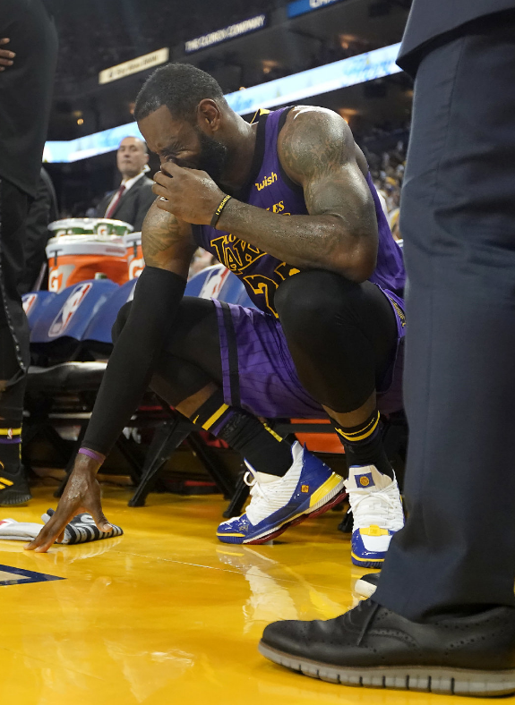 詹姆斯受伤瞬间集锦:超人也会疼,球迷:只求你健健康康回归!