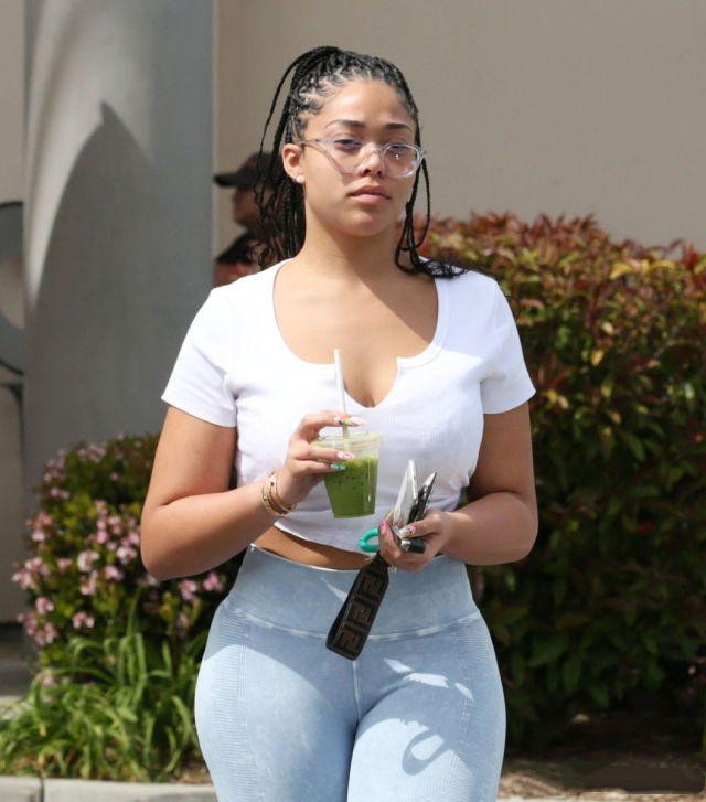 乔丁·伍兹现身街头喝咖啡,梳脏辫,短上衣紧身裤大秀曲线!