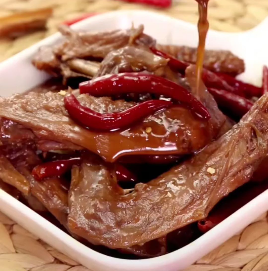 鸭翅别只用来炒菜,把它做成小吃,口感咸香入味,比周黑鸭还好吃