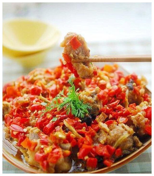 简单家常菜:姜爆鸭块,五花肉烧秋葵,剁椒炒藕片,剁椒蒸排