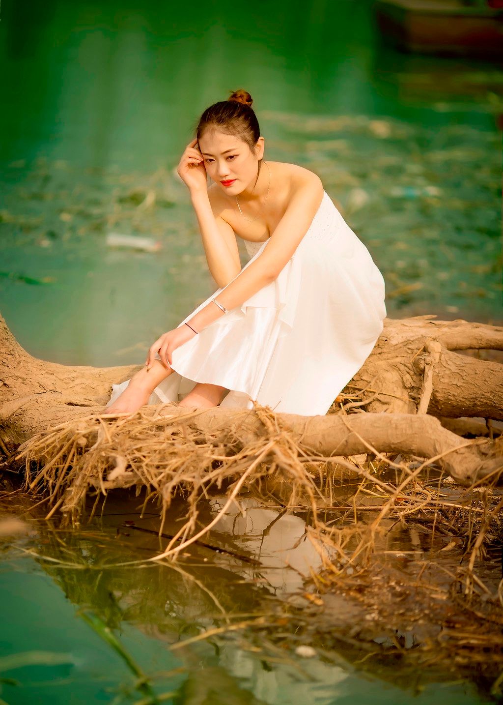 美女摄影:静静地在河边等风亦等君