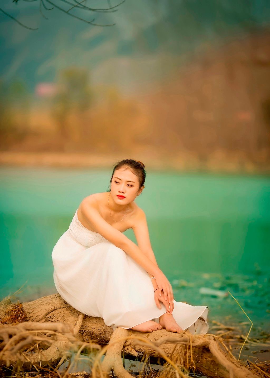 美女摄影:静静地在河边等风亦等君