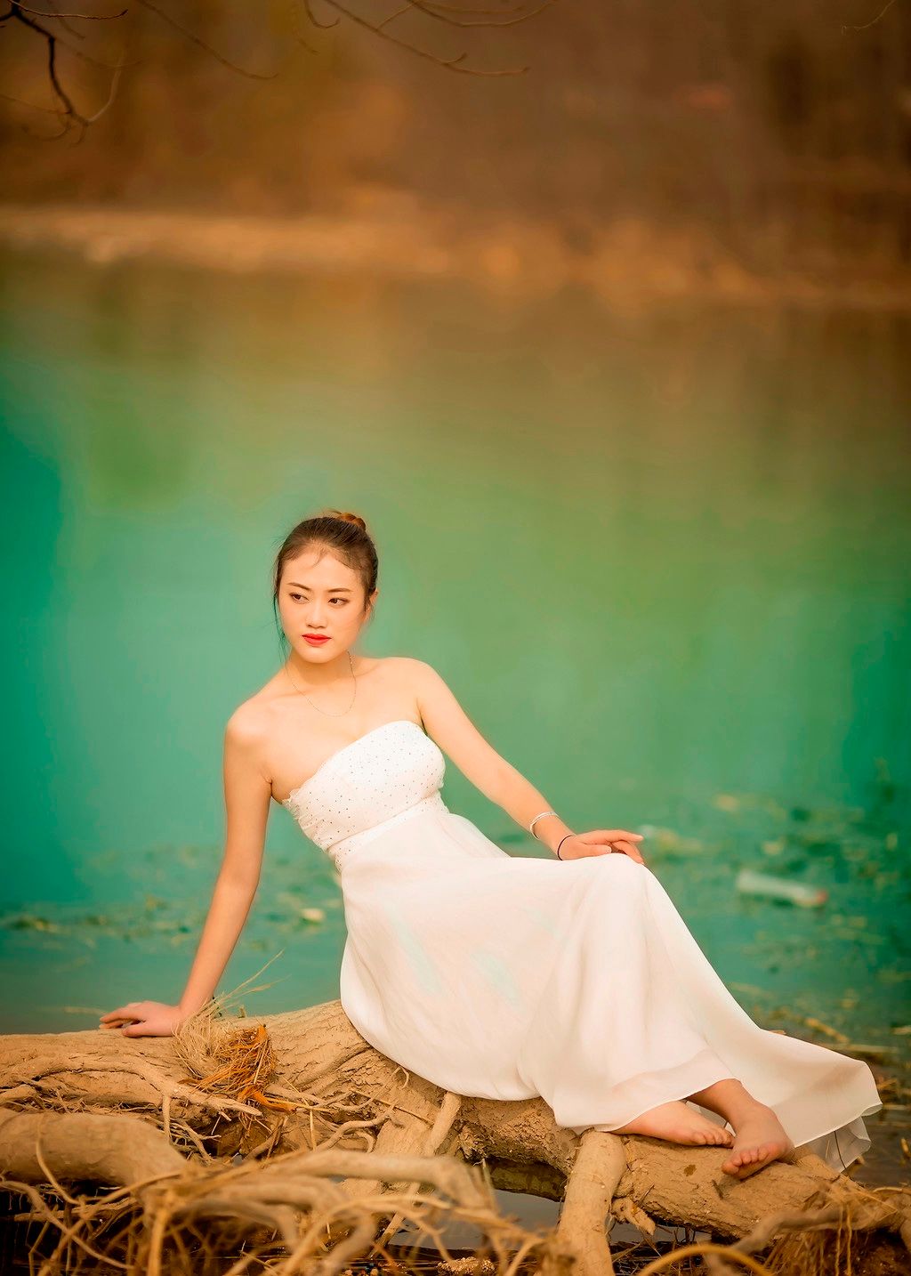 美女摄影:静静地在河边等风亦等君