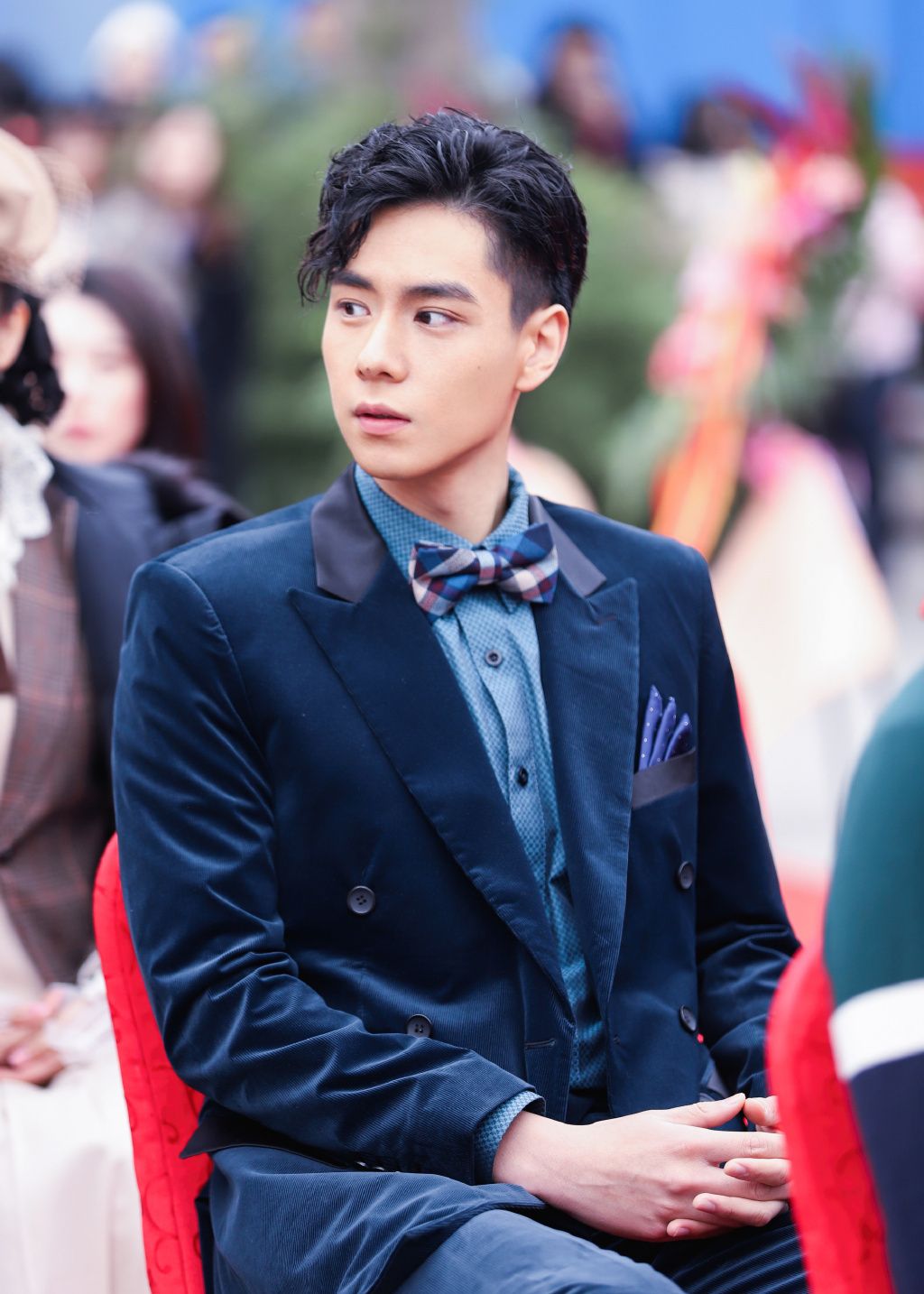 胡一天西装秀上线,成熟干练精英范儿十足