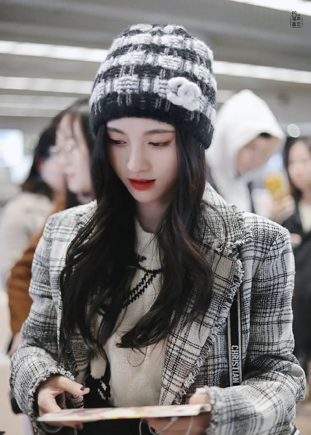 鞠婧祎机场私服冬日里的格子元素暖暖的甜甜的