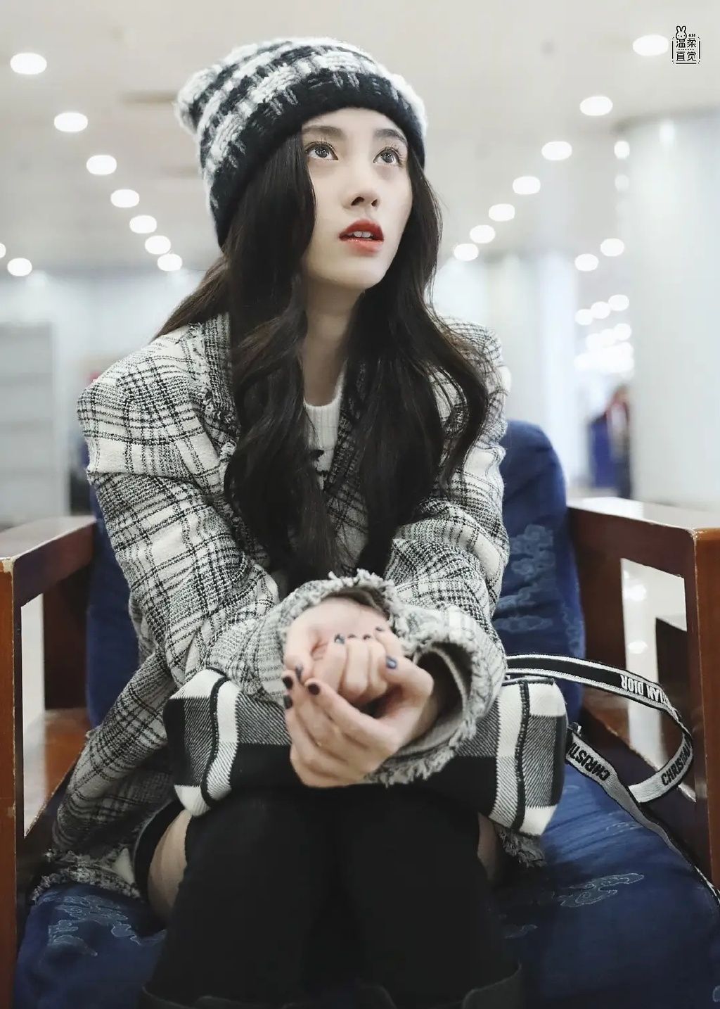 鞠婧祎机场私服冬日里的格子元素暖暖的甜甜的