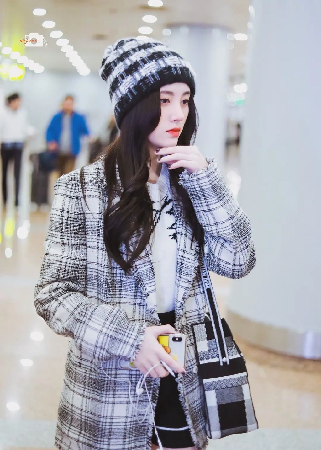 鞠婧祎机场私服冬日里的格子元素暖暖的甜甜的