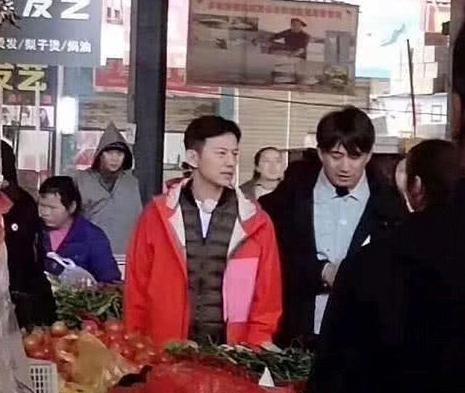 离开镜头的何炅素颜菜场买菜,颜值差距大冻龄不再,网友:不敢信