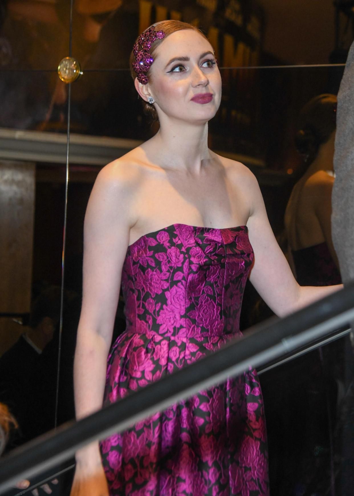 风姿绰约的女神凯伦.吉兰,巴黎首映式拍风韵美照