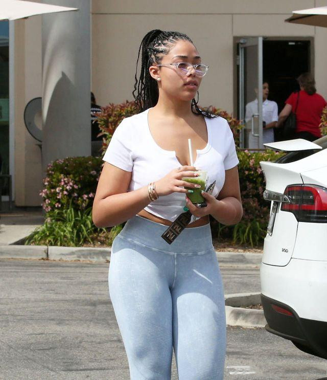 乔丁·伍兹现身街头喝咖啡,梳脏辫,短上衣紧身裤大秀曲线!