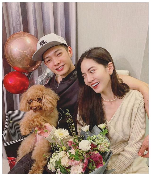曾之乔晒照秀恩爱樱花海里被辰亦儒甜搂怀中却假装嫌弃超幸福