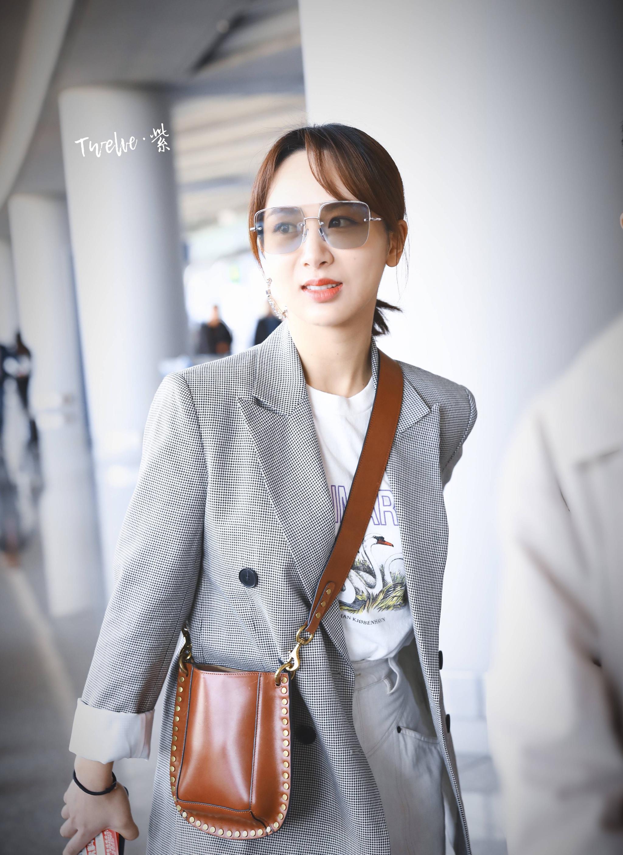 杨紫戴墨镜穿灰色西装现身机场,皮肤白皙面带微笑