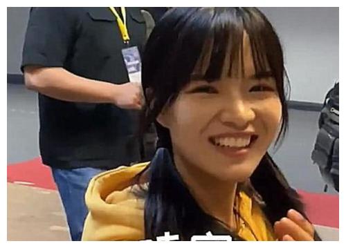 都说网红“七阿姨”笑起来很丑,当她面无表情时,不心动算我输!|网红|笑窝|开口笑_新浪新闻