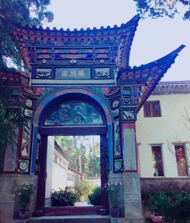 这里只看见两个姑子,一个边扫地边和禅客聊天;另一个清洗蔬菜准备斋饭