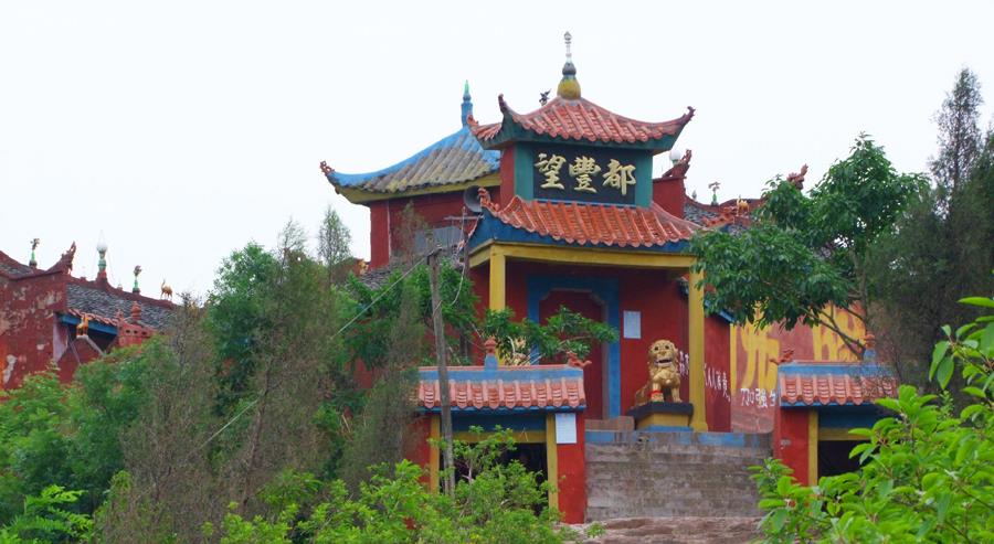 重庆云阳县一个镇,和万州区交界,郑万高铁穿镇而过