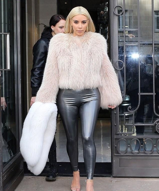 卡戴珊穿紧身皮裤,网友:胯太宽,丝毫不觉得好看!