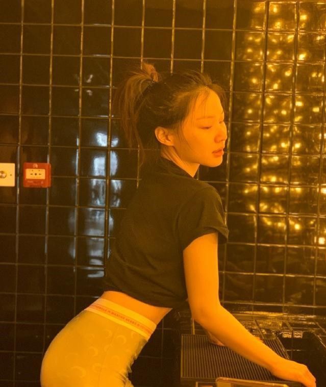 春晚"表情包"金靖私服火了!超模身材 前卫着装,美到没朋友!