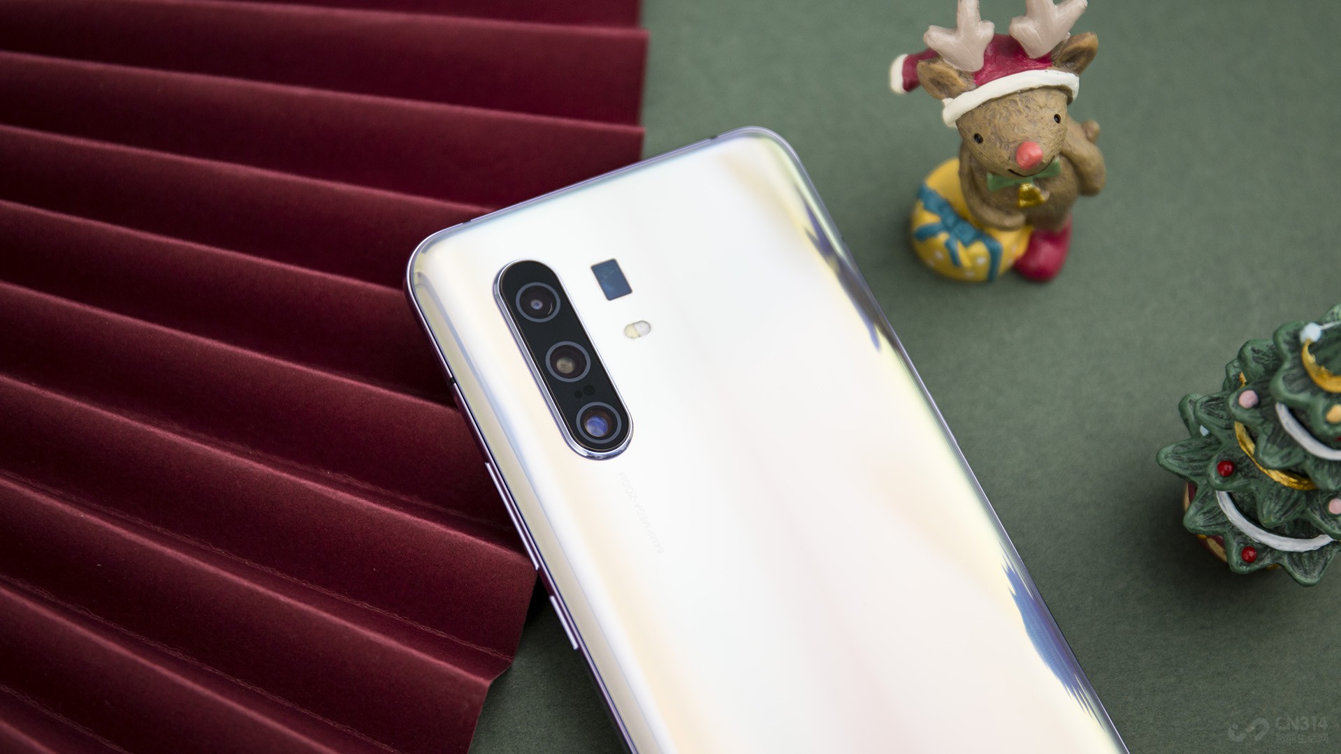 奇幻绮丽印象超小孔极点屏vivox30pro秘银圣诞主题图赏