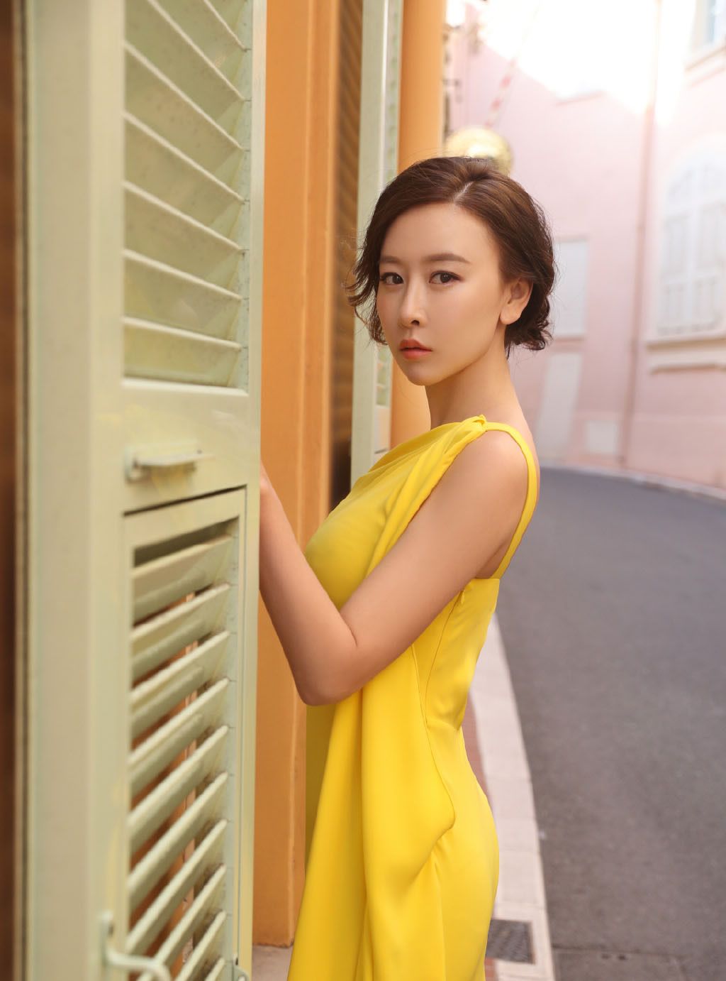 毛俊杰:绿色深v礼服,高贵优雅不失性感,女人味十足!