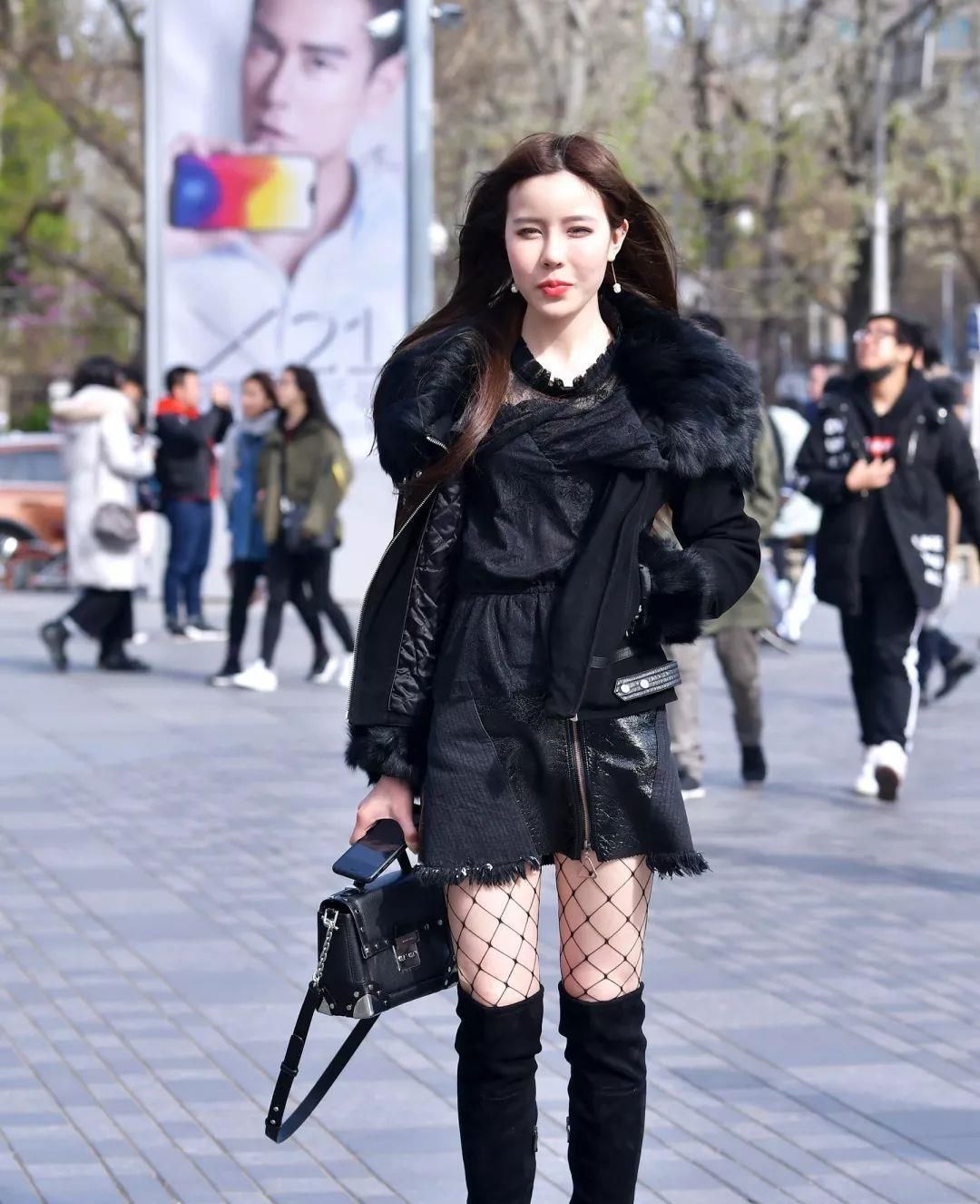 街拍女神必备的穿搭网袜搭配长筒靴让你成功找到高富帅