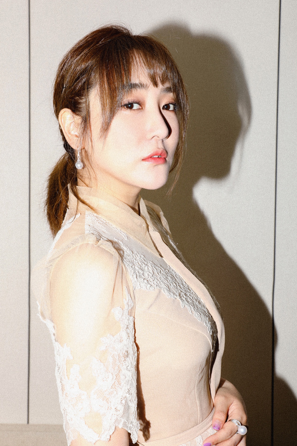 高姝瑶亮相海南岛国际电影节裙裾飘飘仙气十足