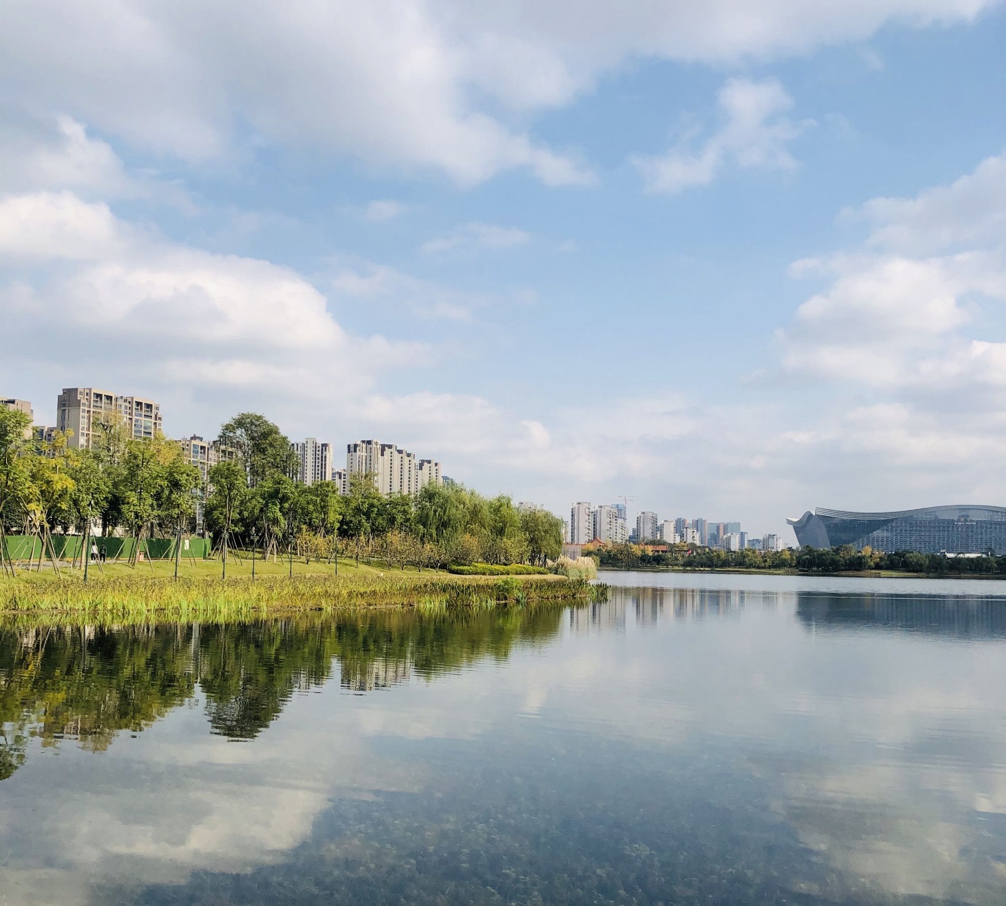 成都锦城湖风景如画,环球中心倒影在水中格外壮观