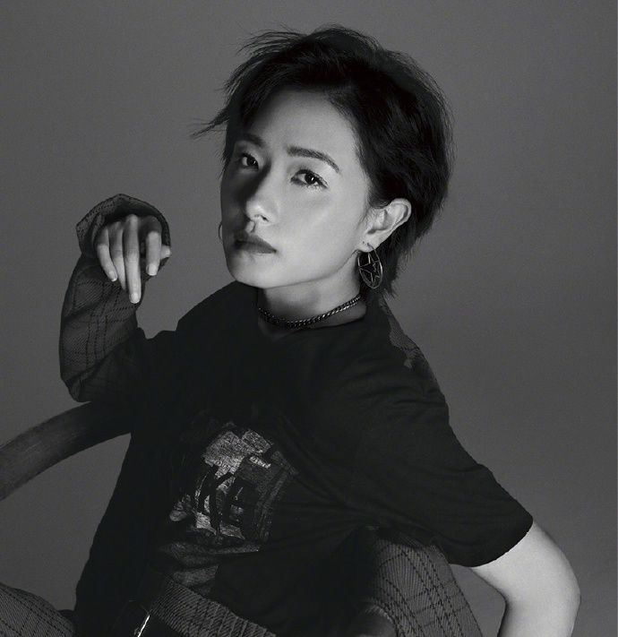 万茜写真大片来袭 随性真实 帅气满分 给人一种朝气蓬勃的样子