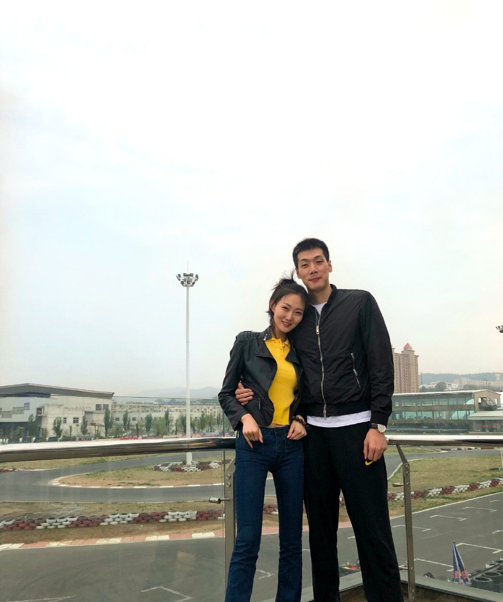 与1米8研究生妻子定居广东开餐馆|任骏飞|任骏威|双胞胎_新浪新闻