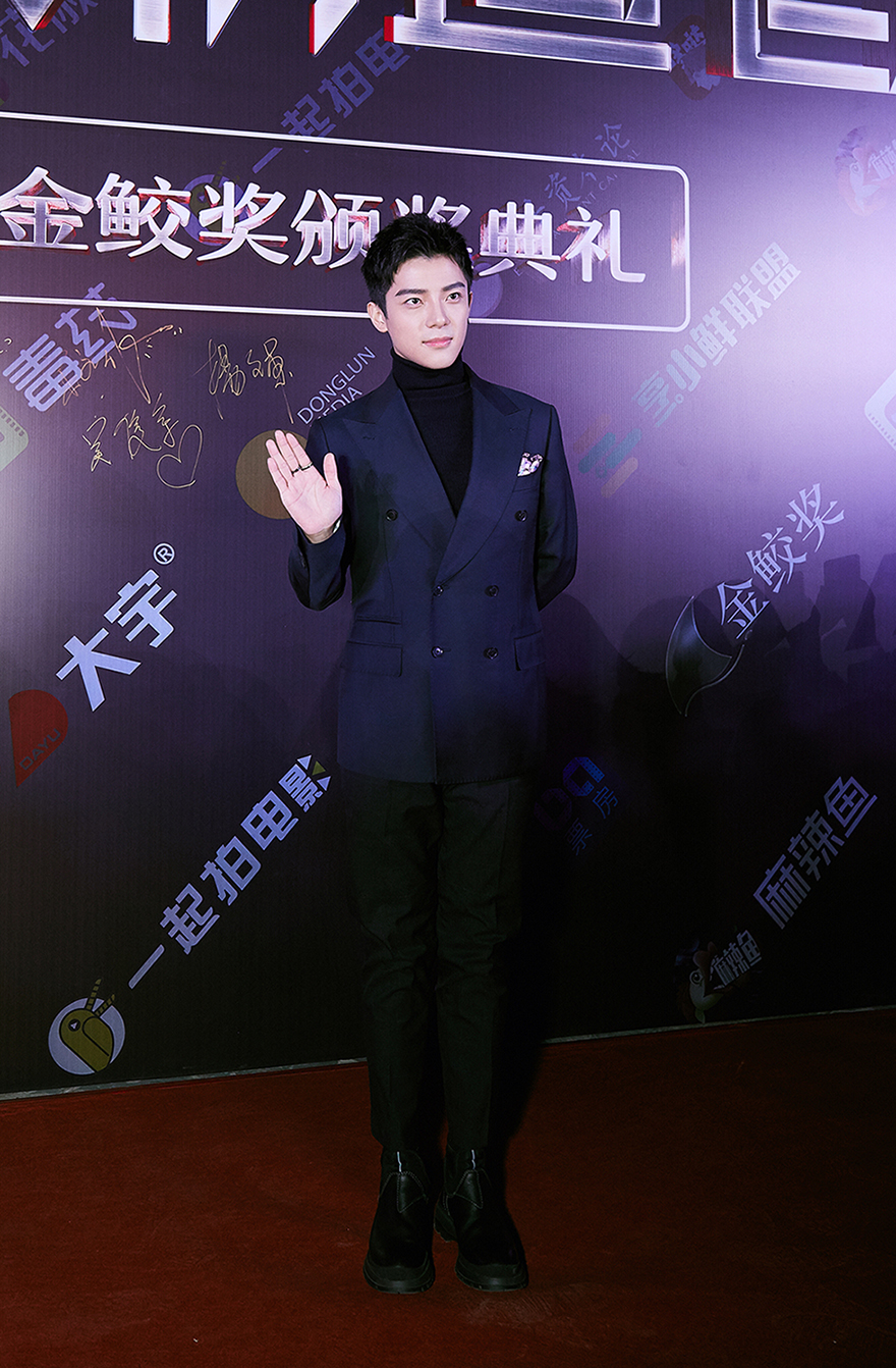 吴俊余携《艳势番》领奖 颠覆出演反派腹黑男