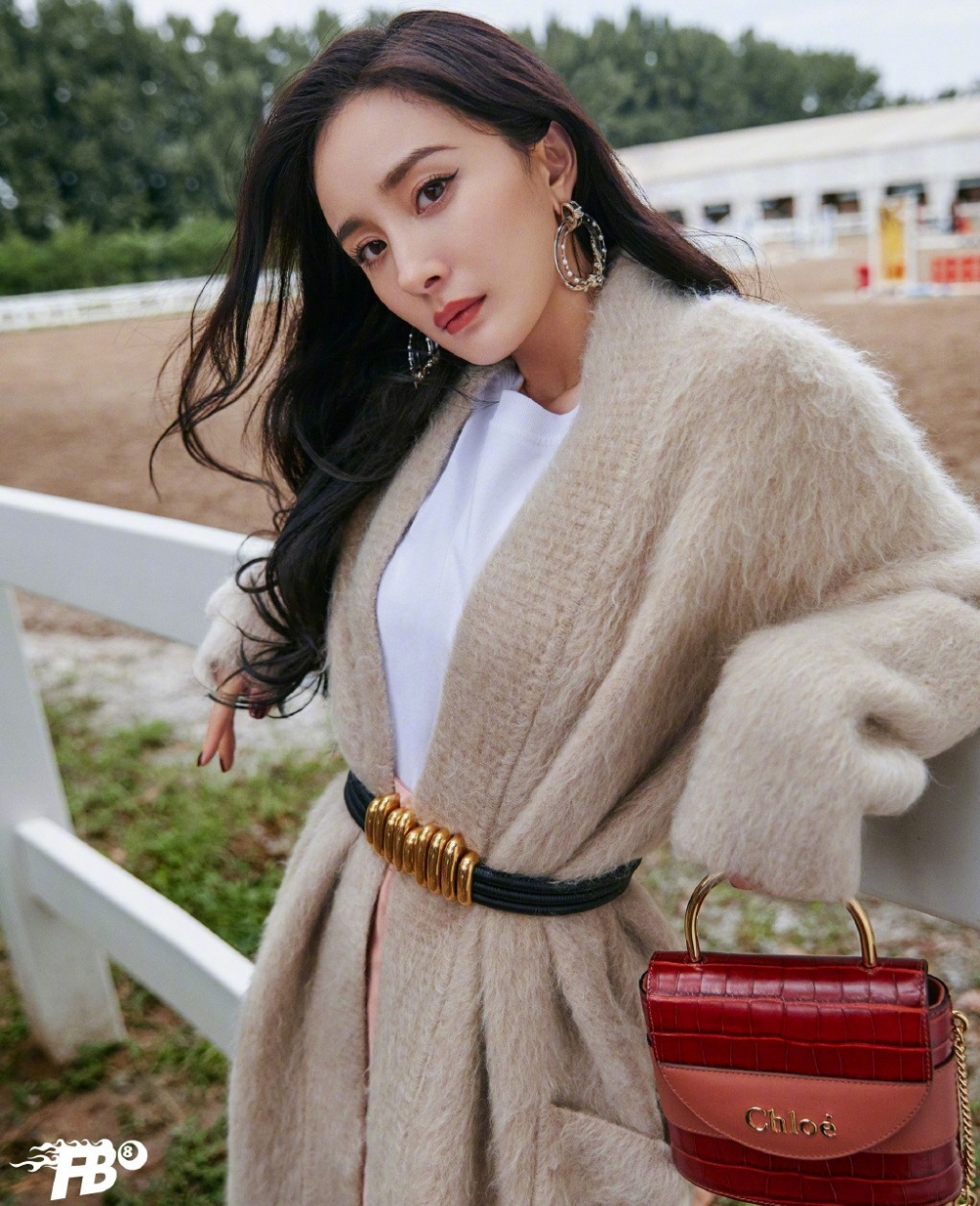 成熟美女杨幂冬日毛衣温婉气质养眼自然写真