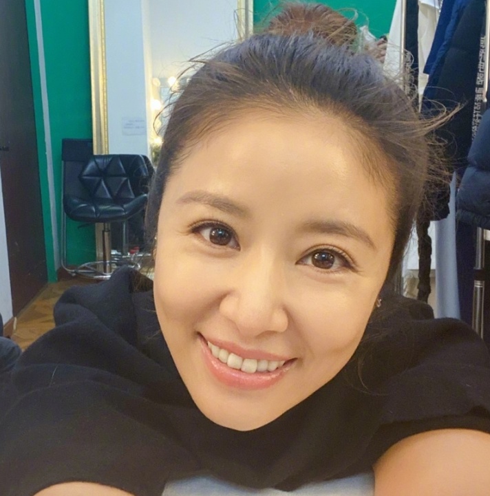 林心如戴耳钉秀自拍照,见到耳钉位置,原谅我没有见过世面