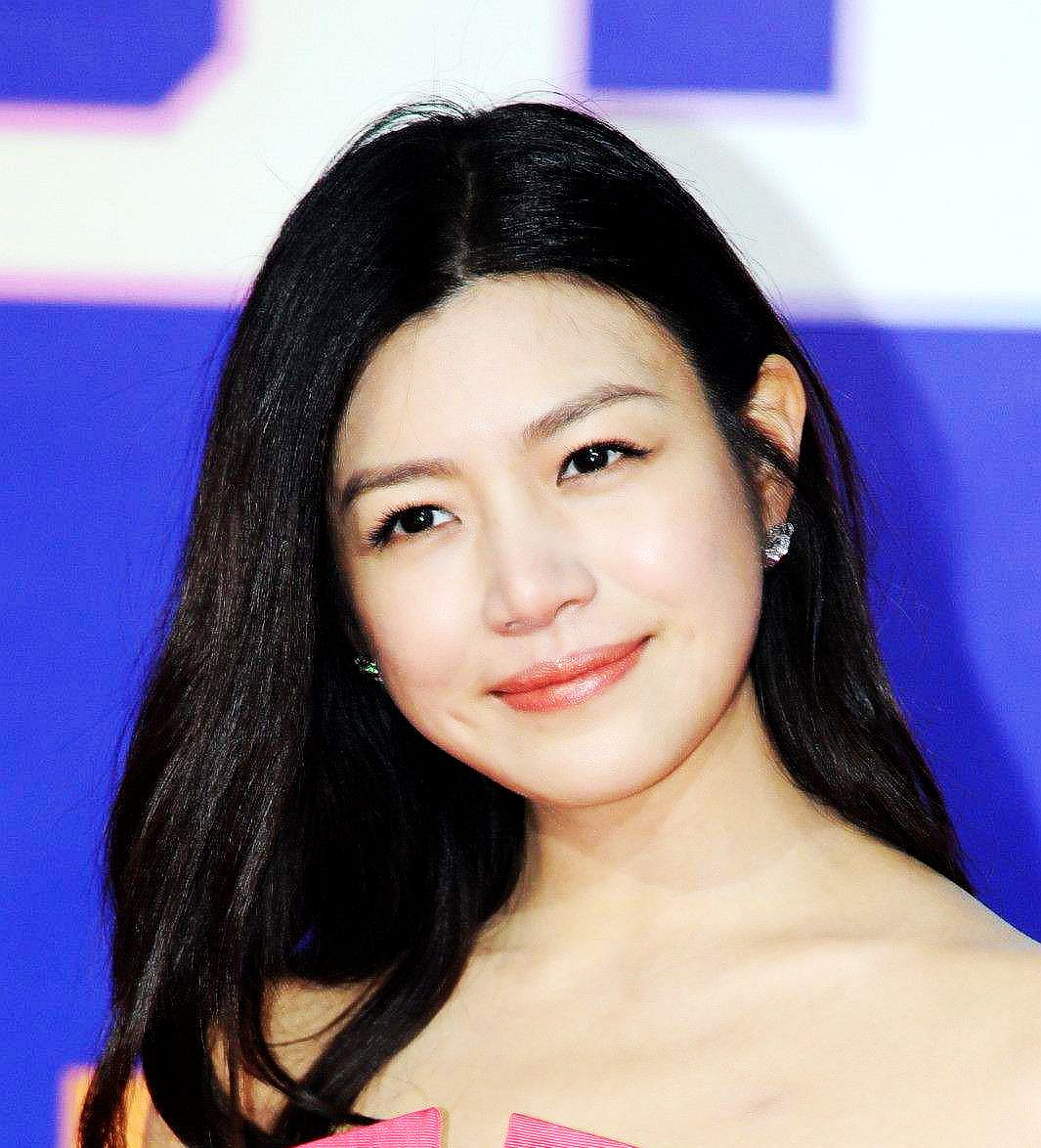女神陈妍希一组高清唯美壁纸图，网友：笑起来真的太迷人_新浪新闻